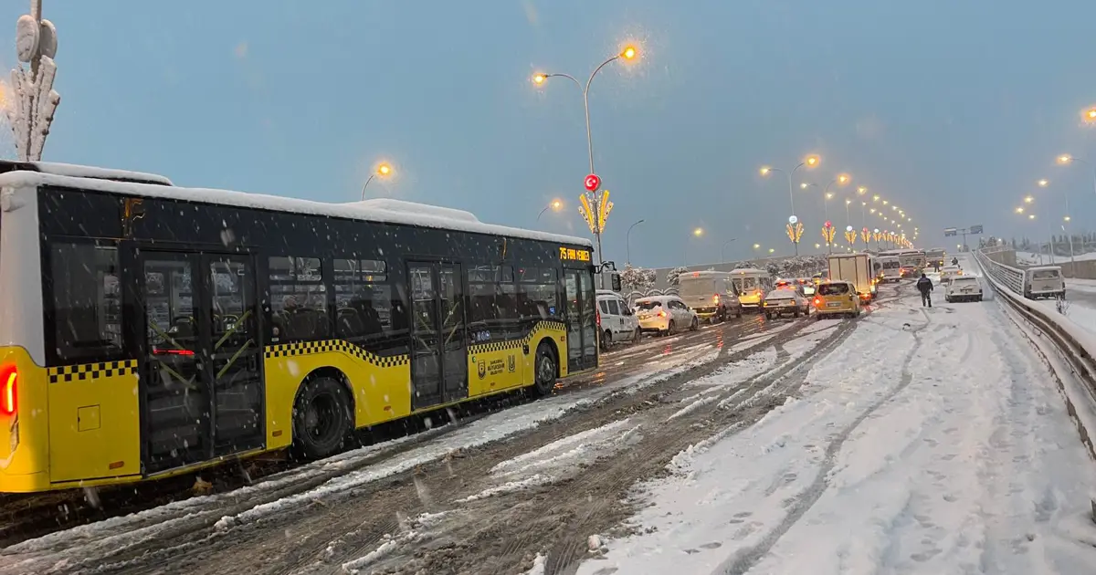 İzlanda soğuğu dondurdu! Sıcaklık -25’e kadar düştü, kar yolları kapadı