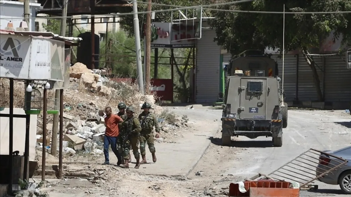 Katil İsrail Suriye’nin güneyinde iki sivili alıkoydu