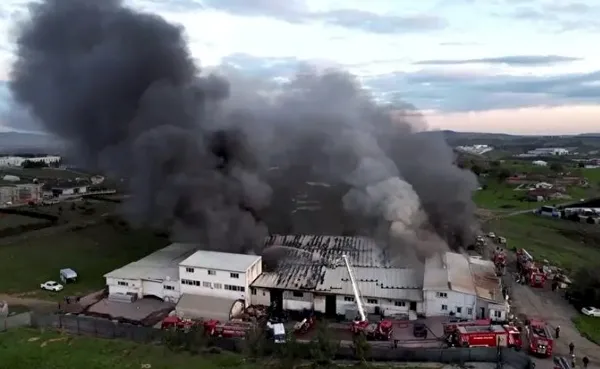 Kauçuk fabrikasında korkutan yangın