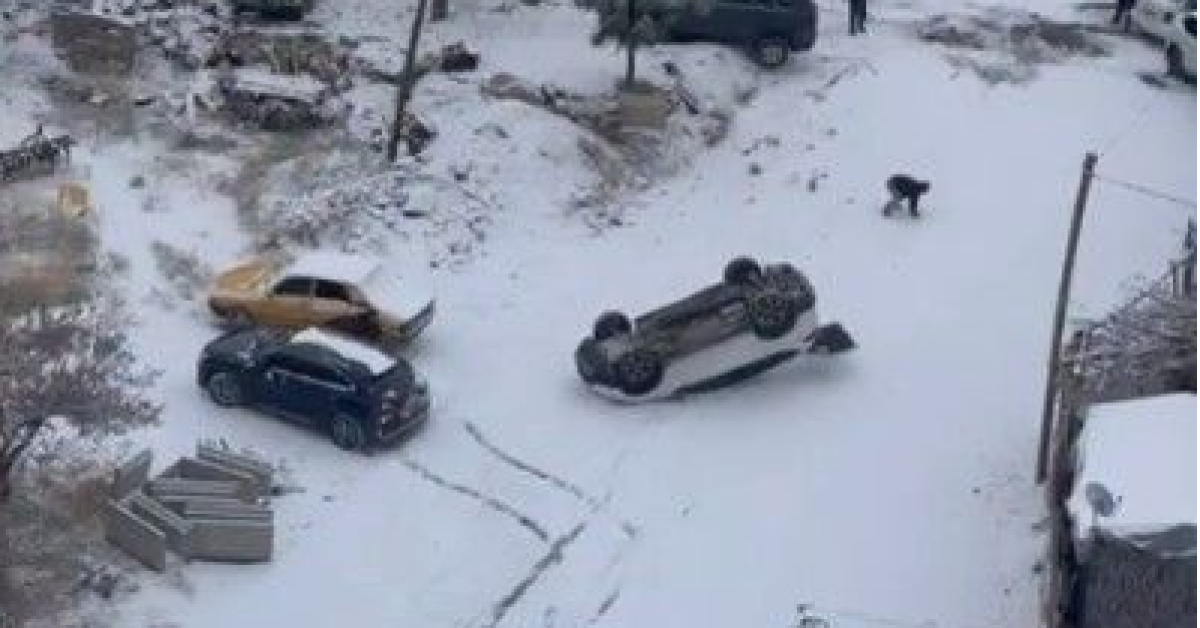 Kayan araç park halindeki aracı devirdi!