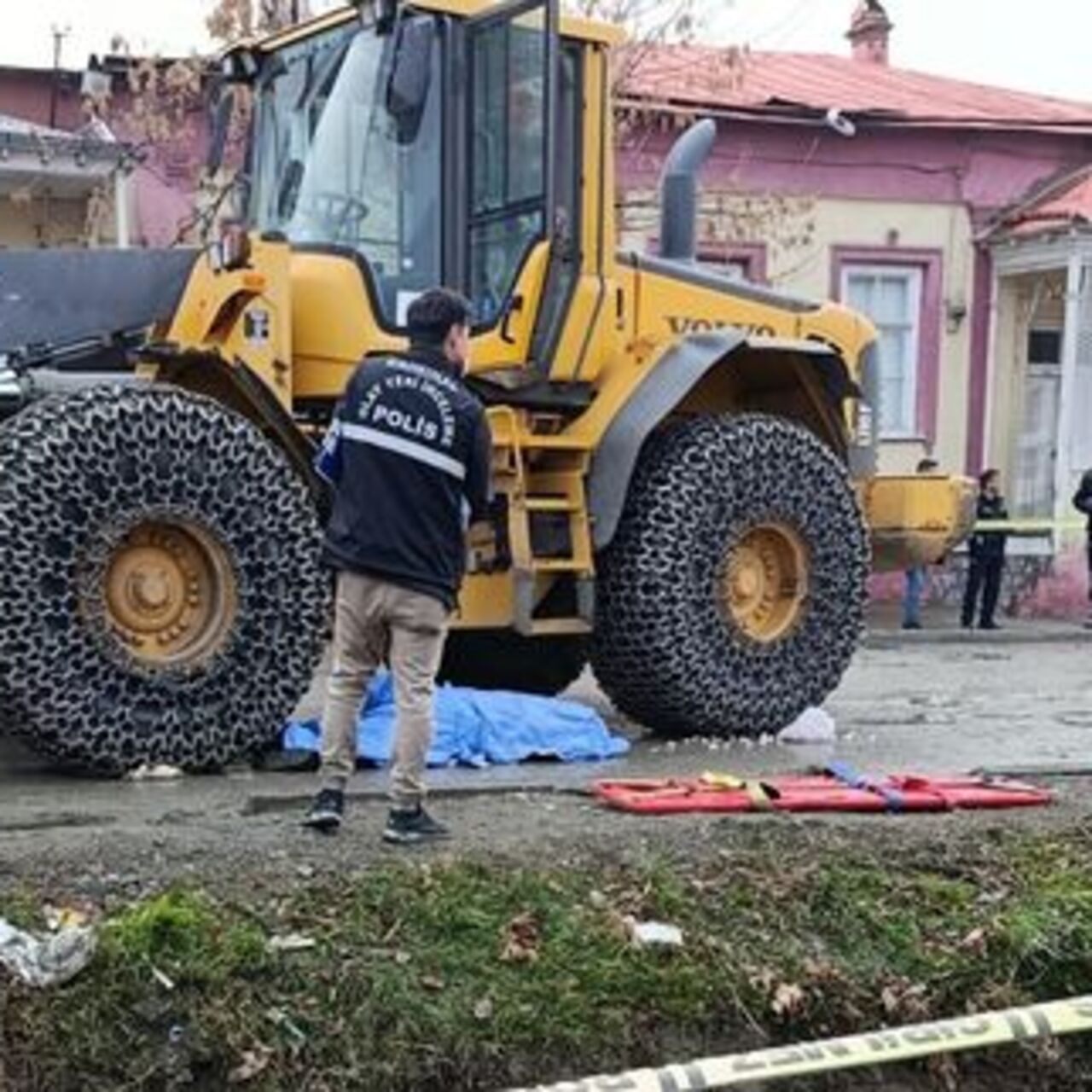 Kepçe altında kalan emekli imam öldü