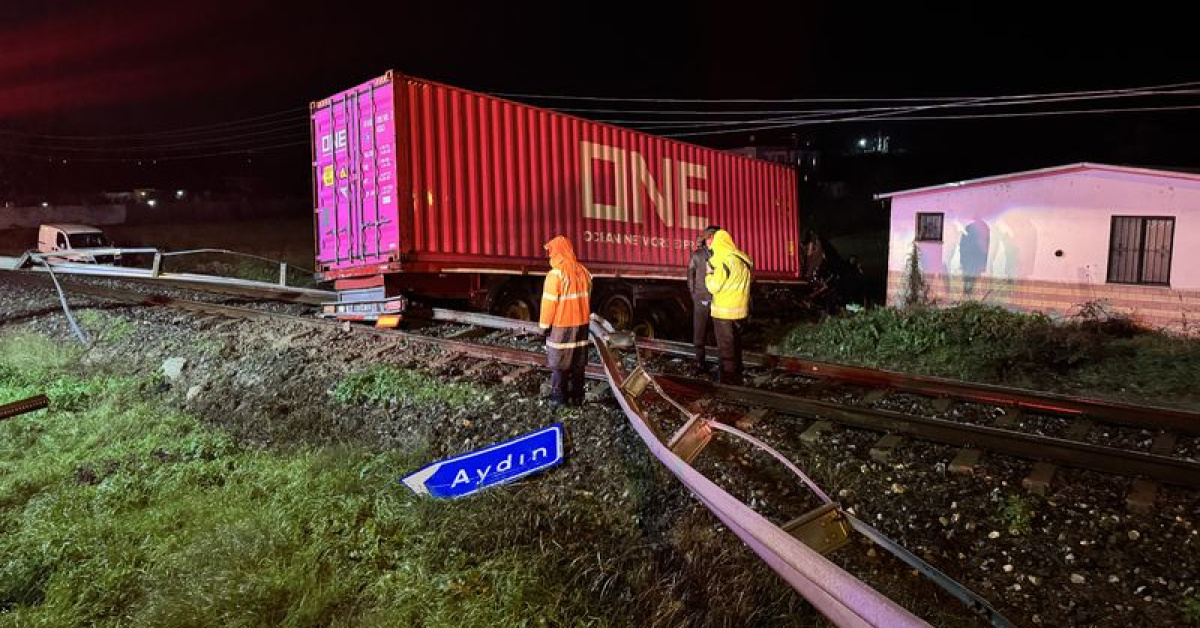 Kontrolden çıkan TIR, tren yoluna girdi; sürücü öldü