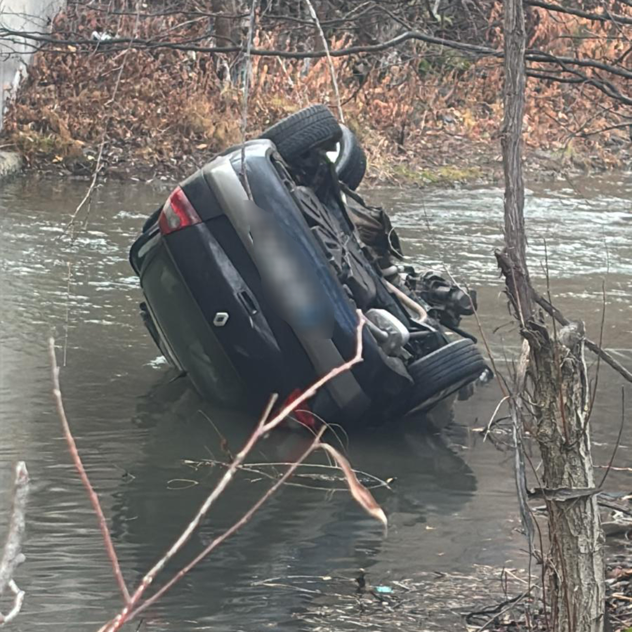 Korkunç kaza! Otomobil Çay’a uçtu!