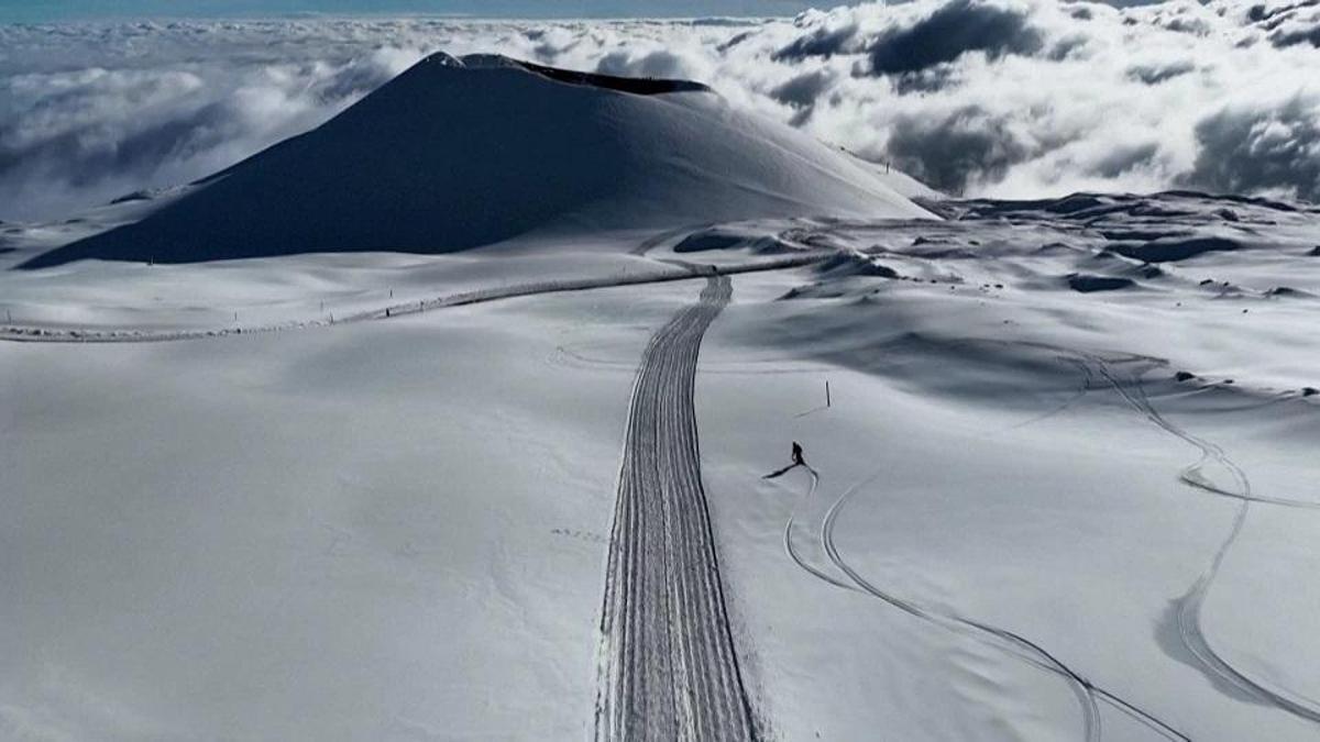 Lavların gölgesinde kayak! Patlayan Etna’dan aşağı süzüldü