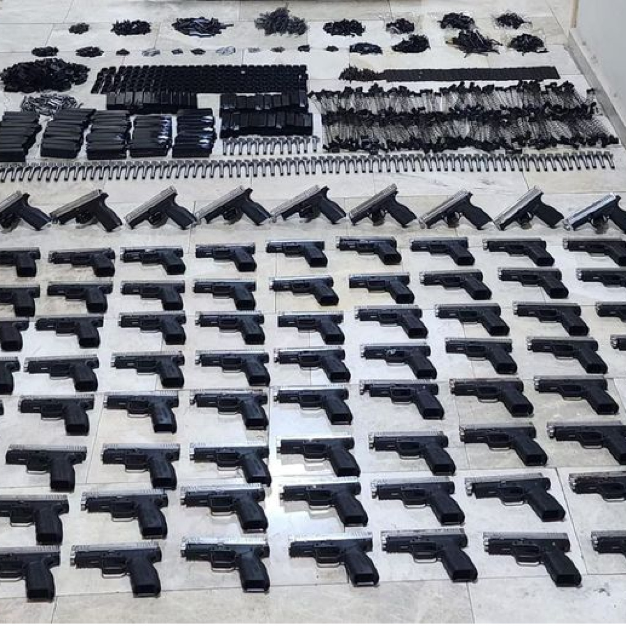 Polisin durdurduğu otomobilden cephanelik ele geçirildi