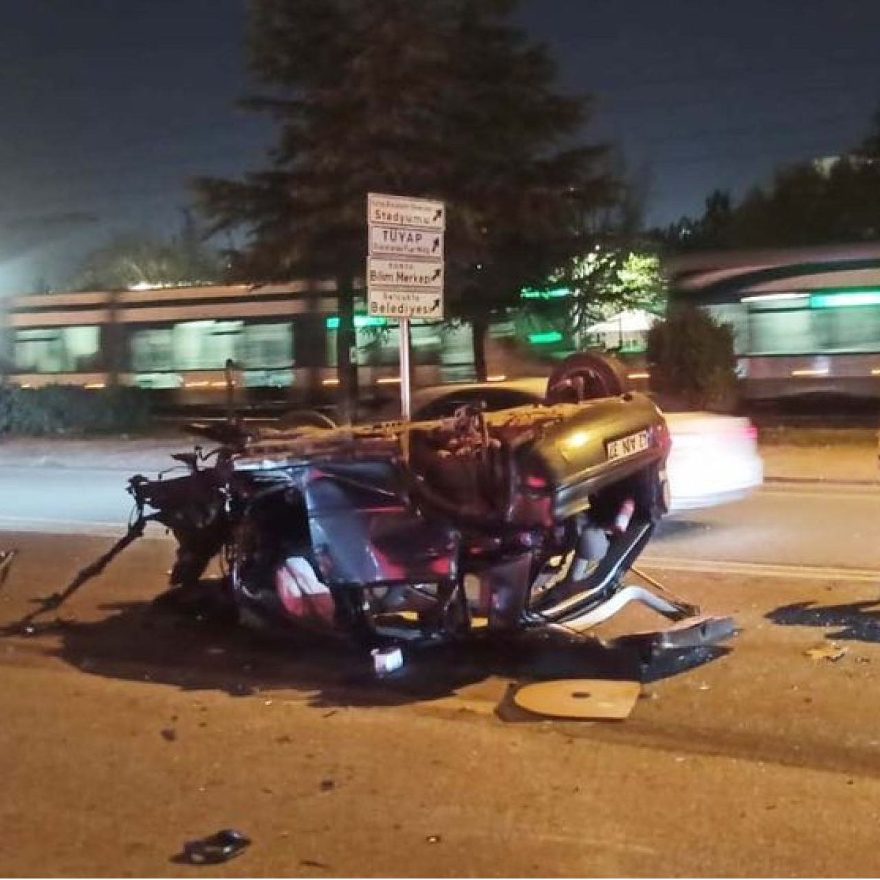 Refüjdeki ağaca çarpıp takla attı