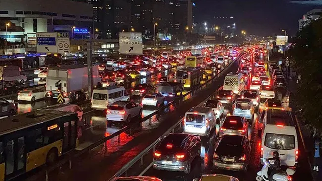 son-dakika-istanbulda-trafik-kilit-yogunluk-yuzde-90a-ulasti-araclar-guclukle-ilerliyor-1764949255340.jpg
