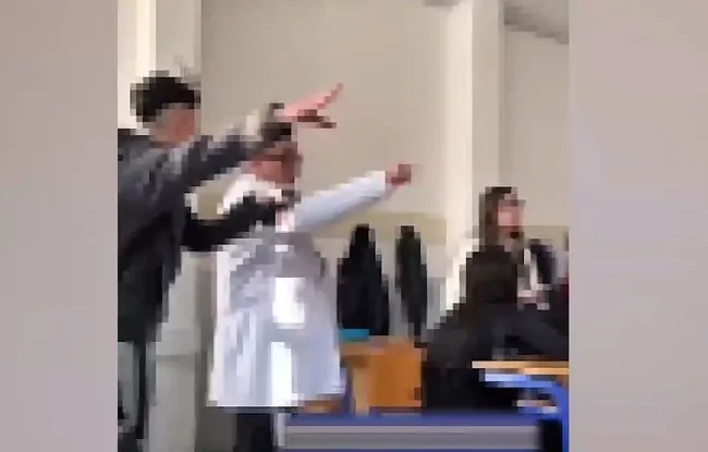 SON DAKİKA: Öğretmenleriyle dalga geçtiler! Lisedeki öğrencilerin skandal görüntüsü infial yarattı!