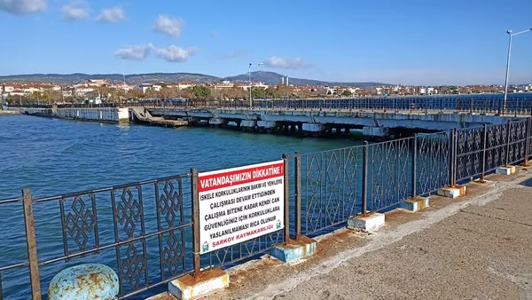 Tehlikeli iskeleye belediye duyarsız kalınca kaymakamlık uyarı levhası astı!