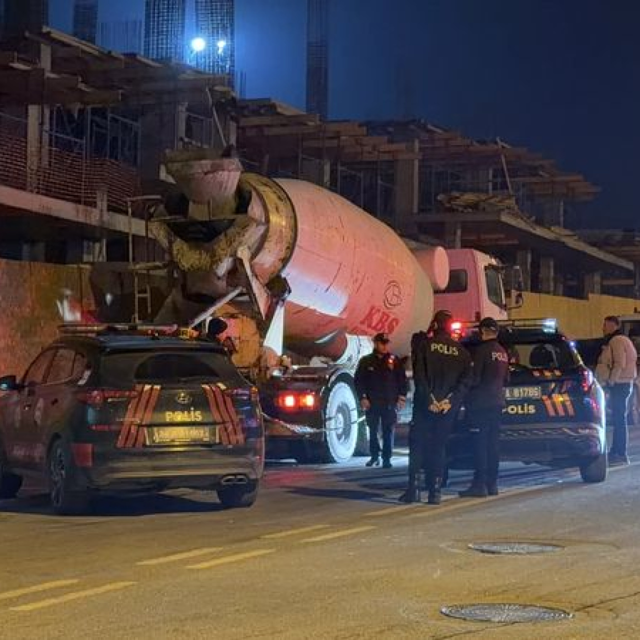 Temizlik yapacaktı… Beton mikseri çalışıyordu!