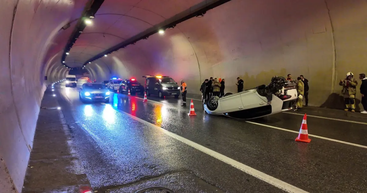 Üsküdar’da kaza. Kayan otomobil tünelde takla attı