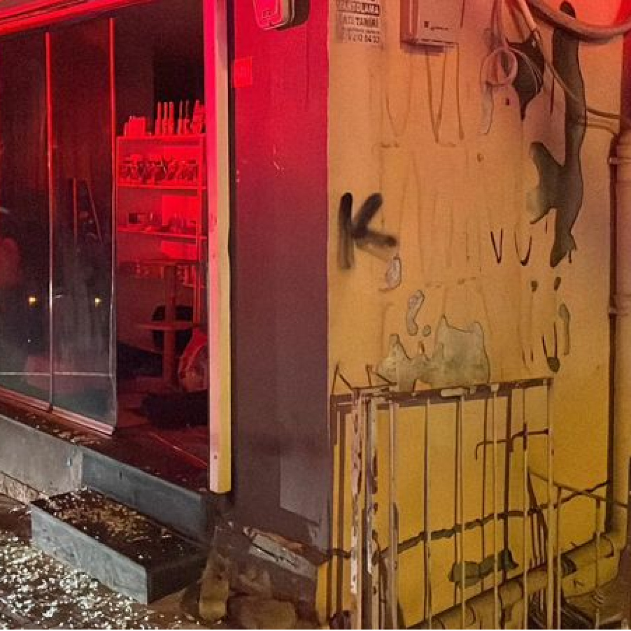 Zemini kayan bina gecekonduya yaslandı