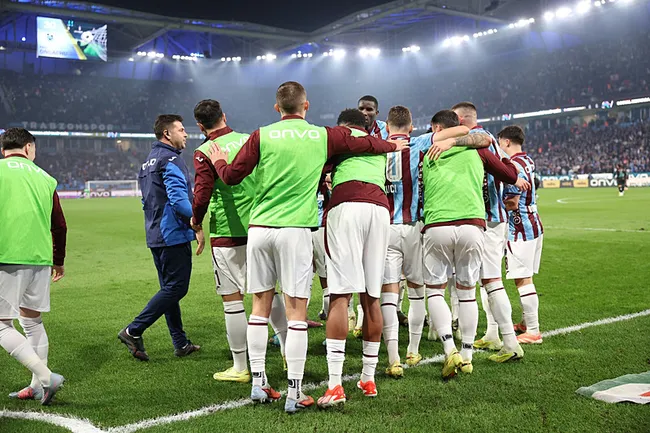 ziraat-turkiye-kupasi-trabzonspor-evinde-vanspor-fkyi-agirliyor-fatih-tekkenin-ilk-11i-belli-oldu-1764773574155.jpg