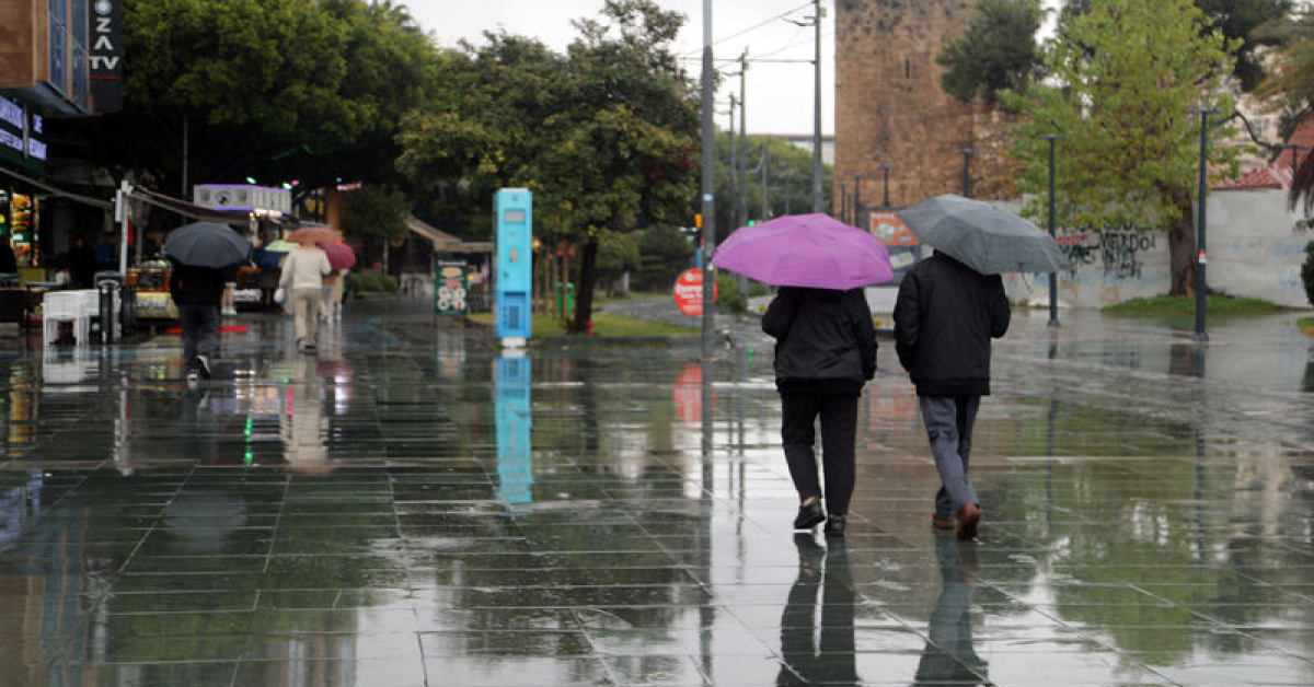 190 kilogram yağış düştü, yol çöktü!