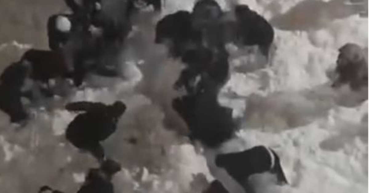 2 öğrencinin üzerine kar kütlesi düştü