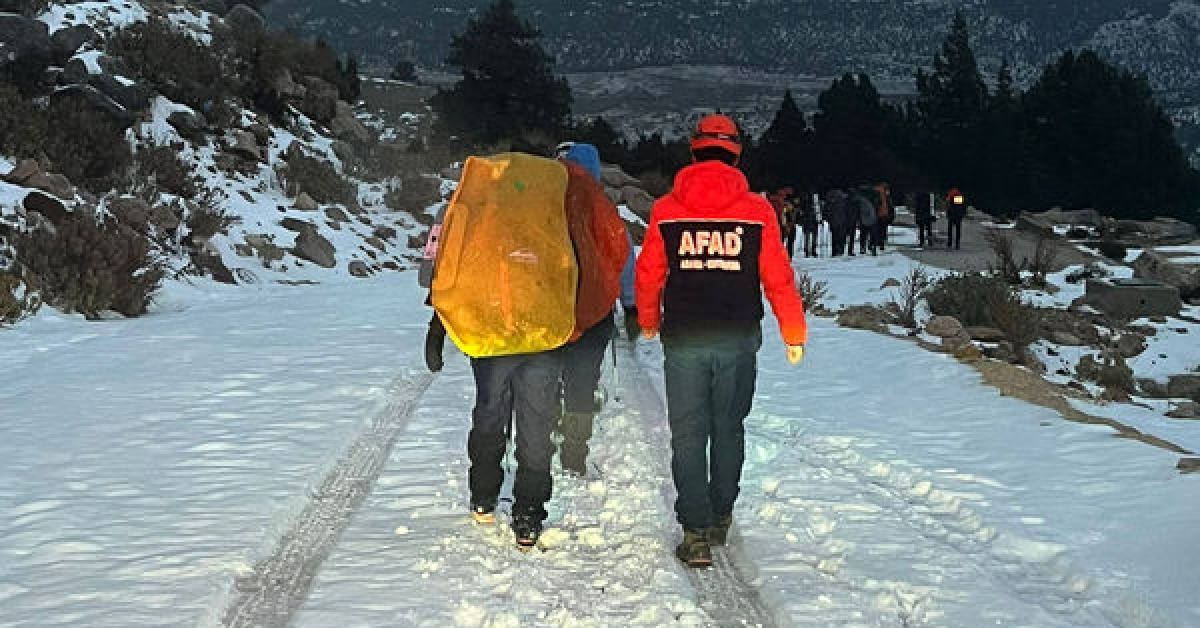 24 kişi dağda mahsur kaldı