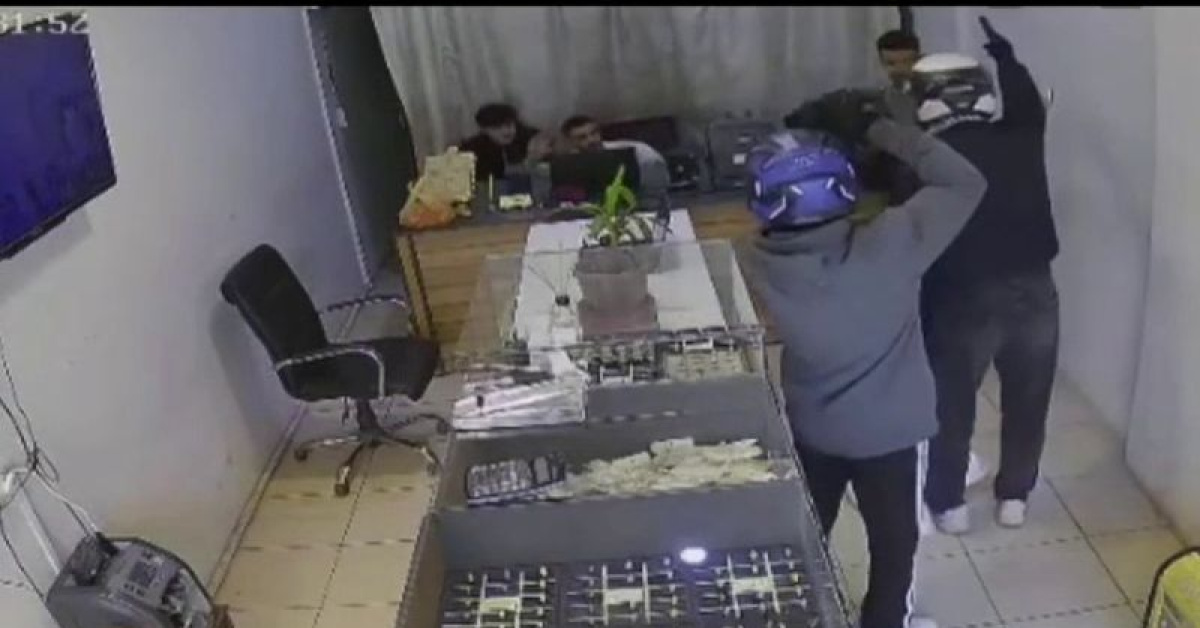 3 dakikada 3 kilo altınla kaçtılar