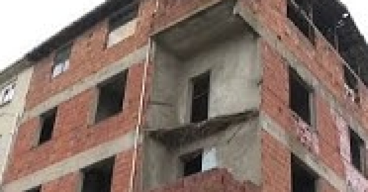 30 yıllık binanın balkonu çöktü!