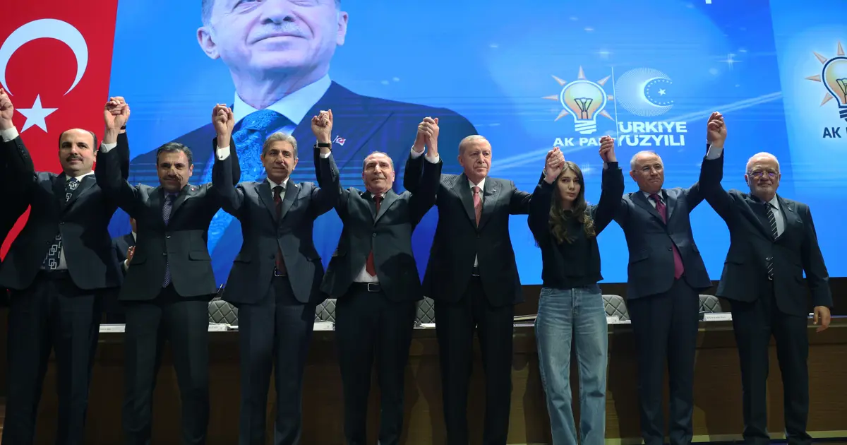 4 belediye başkanı AK Parti’ye katıldı. Rozetlerini Cumhurbaşkanı Erdoğan taktı