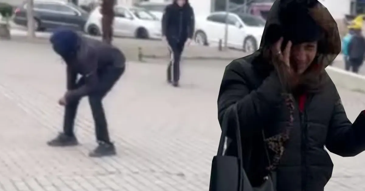 80 kilometrelik fırtına. Sokağa çıkan yürüyemedi, olduğu yerde durup bekledi