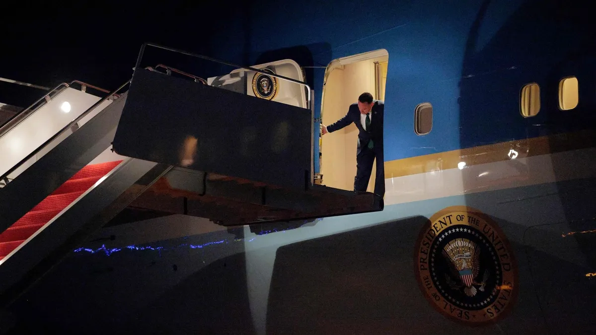 ABD Başkanı Trump’ın uçağında arıza! Air Force One acil iniş yapmak zorunda kaldı