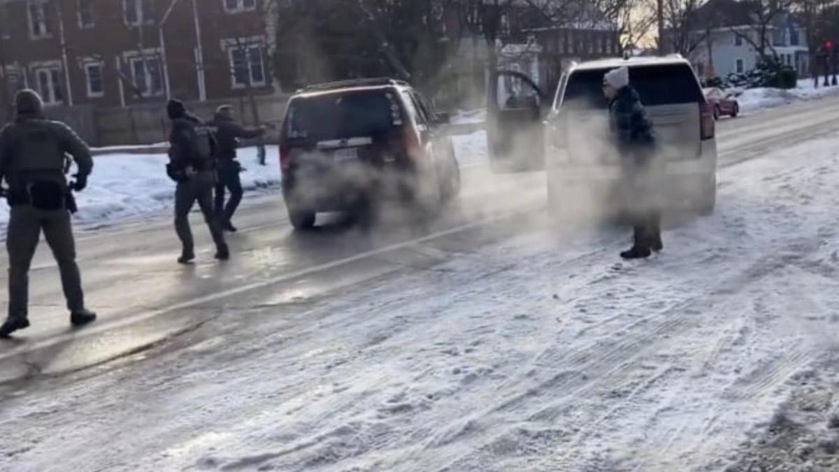 ABD’yi karıştıran saldırı! Göçmen polisi kadını arabasında vurdu