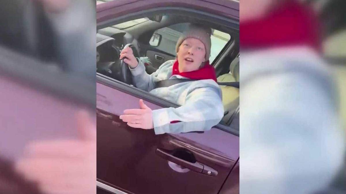 ABD’yi sarsan yeni r: ICE polisinin bir elinde telefon, diğerinde silah