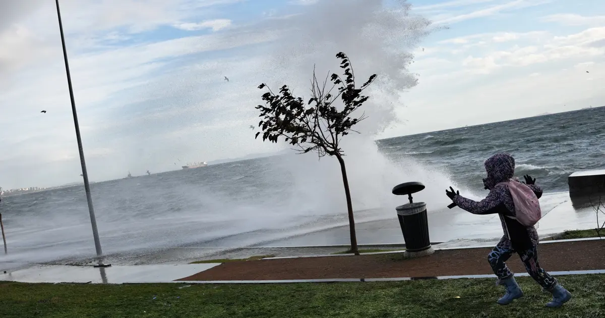 AKOM’dan İstanbul için fırtına uyarısı: 80 kilometre hıza ulaşacak. Kar yerini yağmura bıraktı, sıcaklık yükseliyor