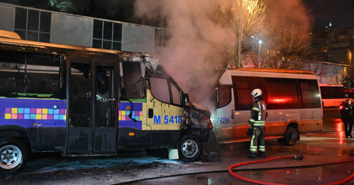 Akaryakıt istasyonundaki 2 minibüste yangın çıktı