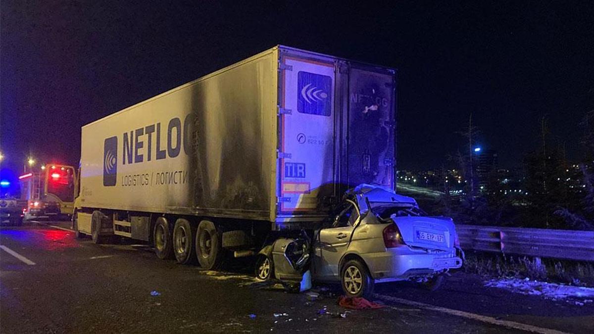 Ankara’da feci kaza: TIR’a ok gibi saplandı