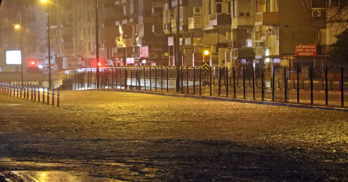 Antalya’da yollar göle döndü. Rögarlar taşıp araçlar mahsur kaldı