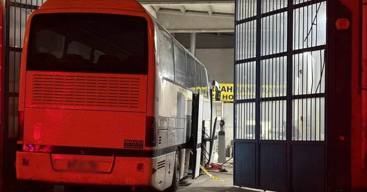 Bakımını yaptığı otobüsün altıda kaldı!