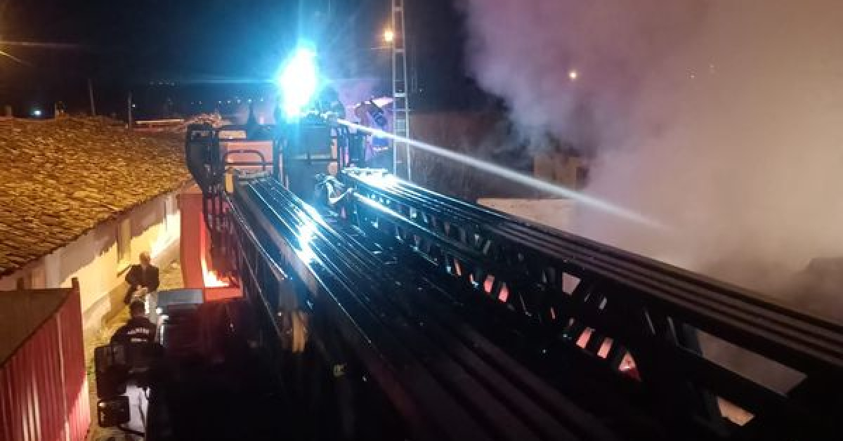 Balıkesir’de samanlıkta yangın çıktı