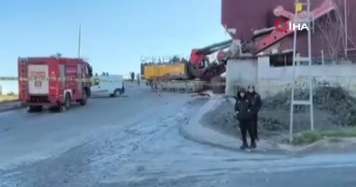 Başakşehir’de vinç binaya çarptı. Yaralılar var