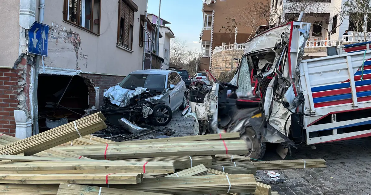 Beykoz’da feci kaza. Kamyon dükkana daldı, 2 kişi hayatını kaybetti