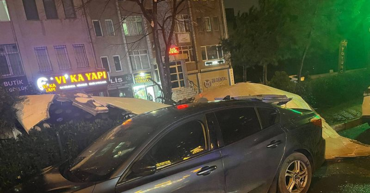 Beylikdüzü’nde şiddetli rüzgar dış cepheyi yerinden söktü