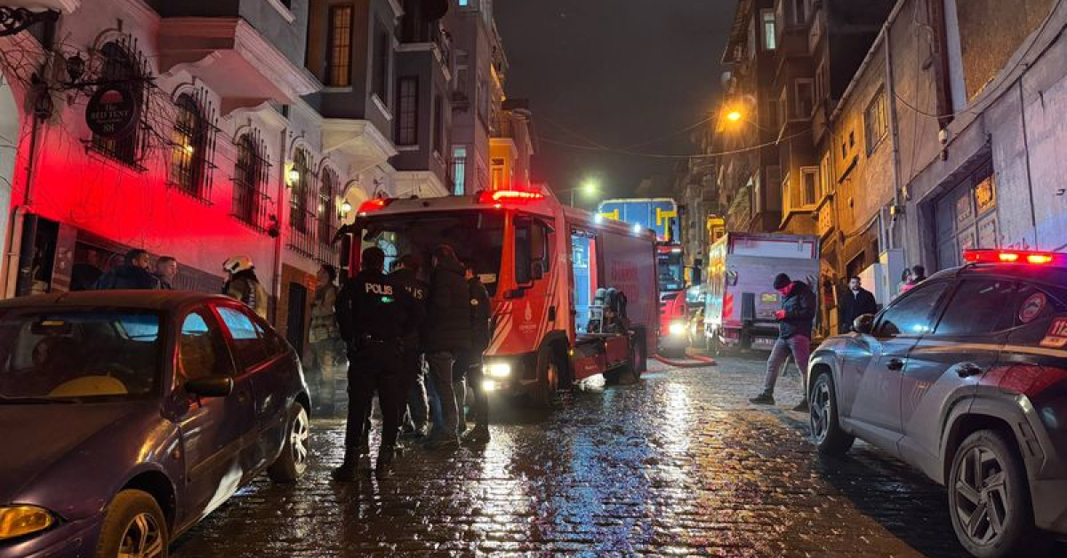 Beyoğlu’nda bir otelin giriş katında yangın çıktı