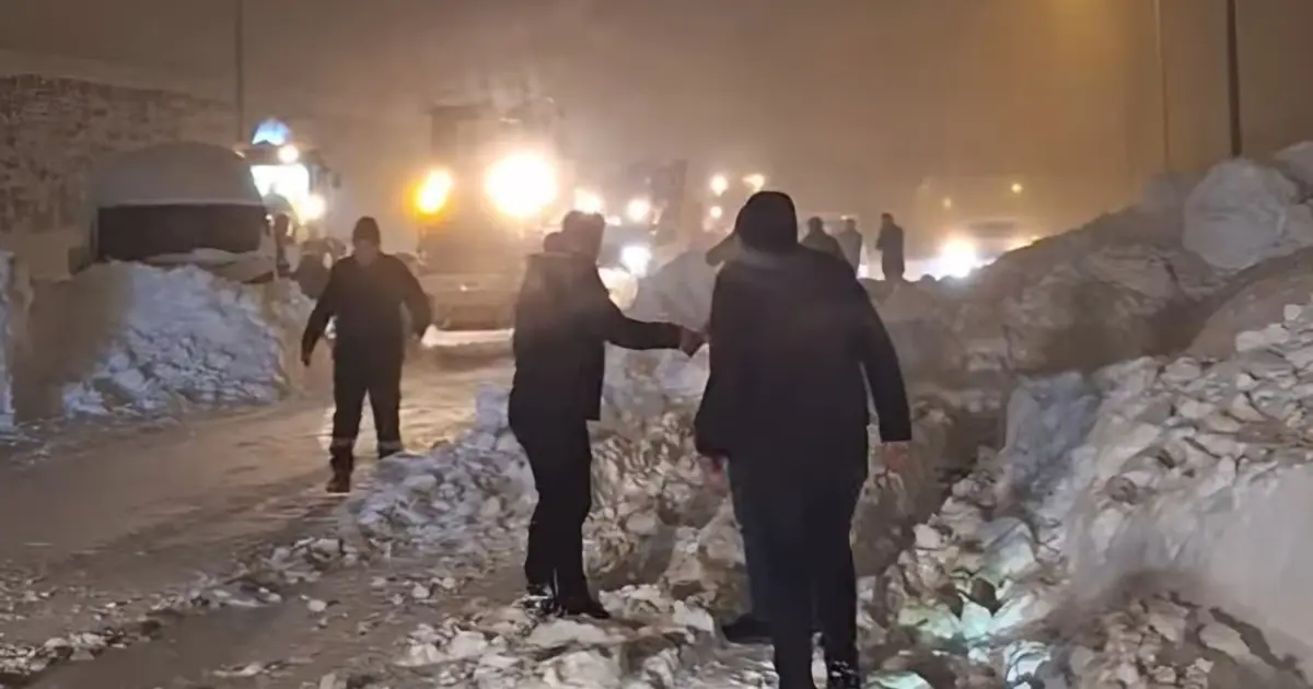 Bitlis’te çevre yolunda çığ düştü. Tanker sürücüsü altında kaldı