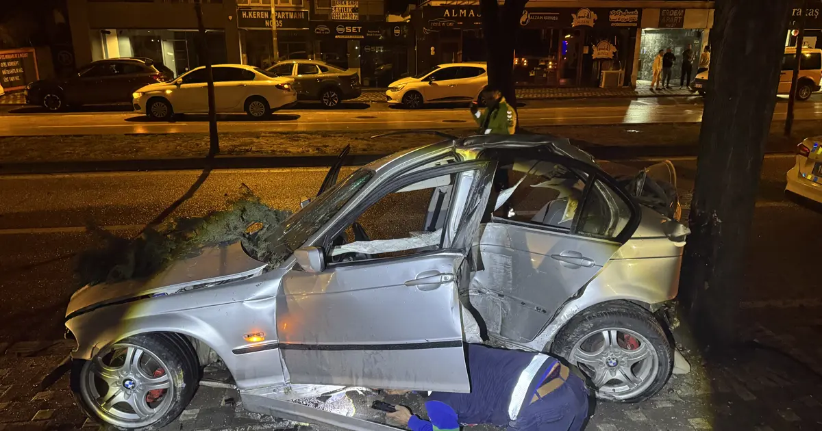 Bursa’da feci kaza. Ağaca çarpan araçta 2 ağır yaralı
