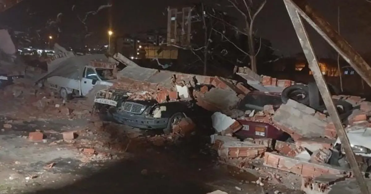 Bursa’da lodos duvarı devirdi, altında kalan 10 araç hurdaya döndü