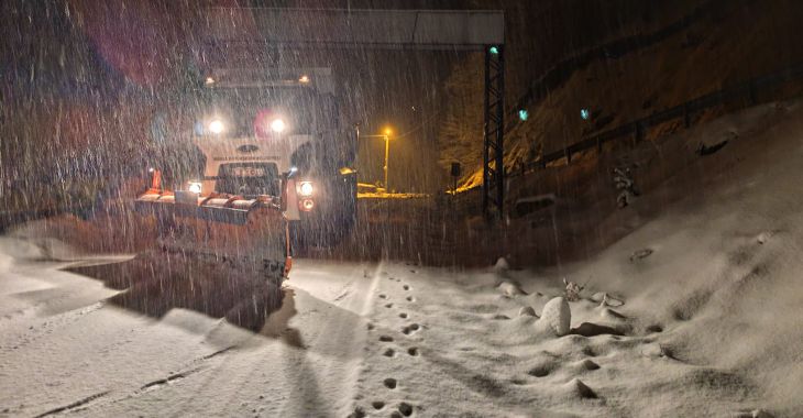 Büyükşehir’in karla mücadelesi sürüyor
