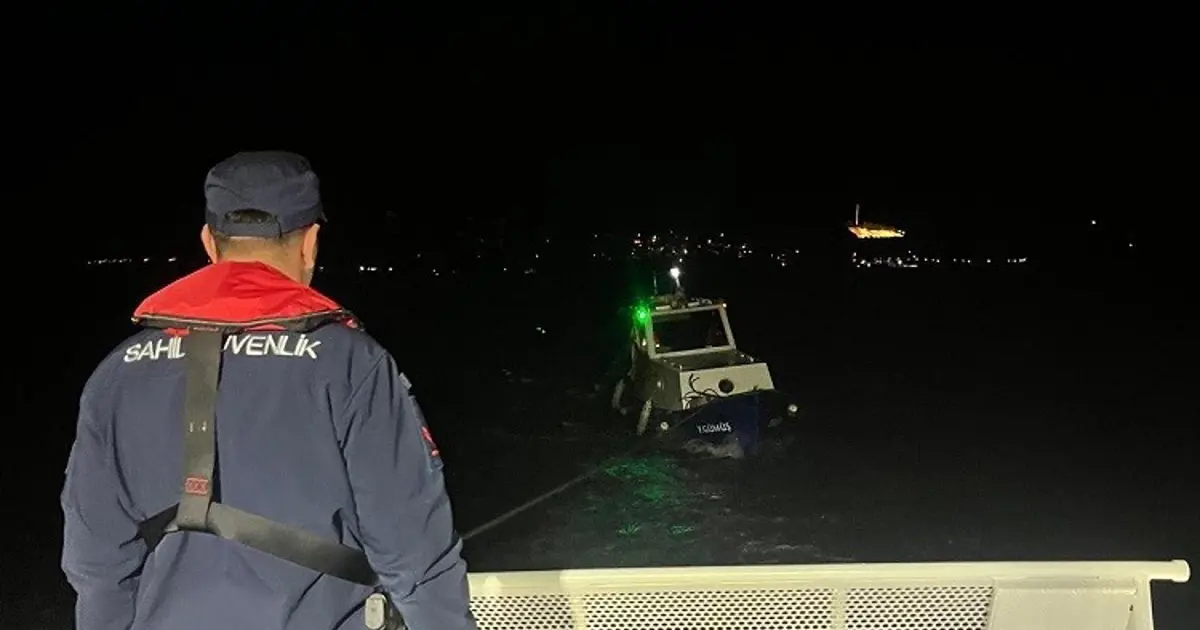 Çanakkale Boğazı’nda tekne sürüklendi. Üç kişi kurtarıldı