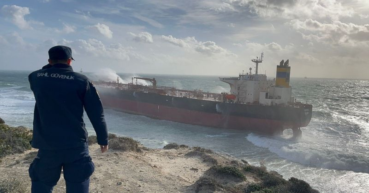 Çanakkale’de tanker karaya oturdu