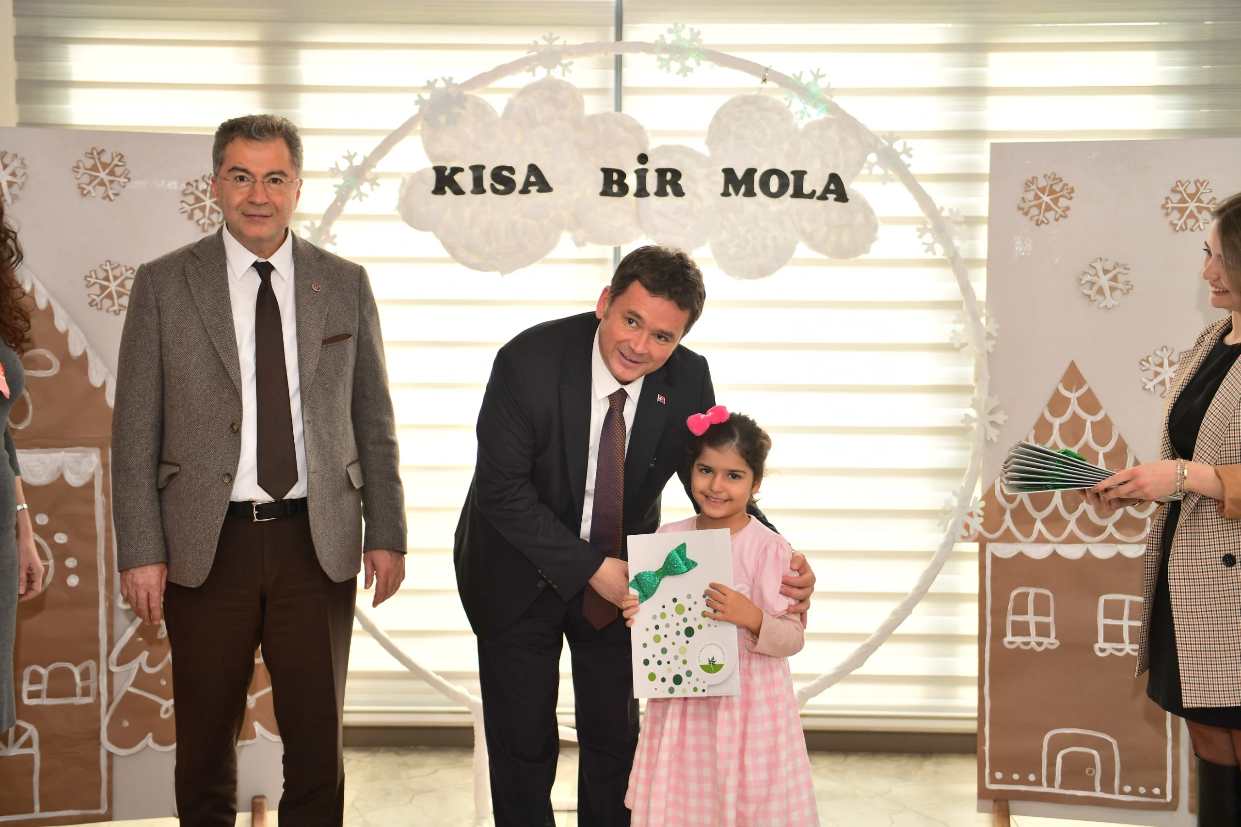 Çocukların Karnelerini Başkan Erkan Aydın Verdi