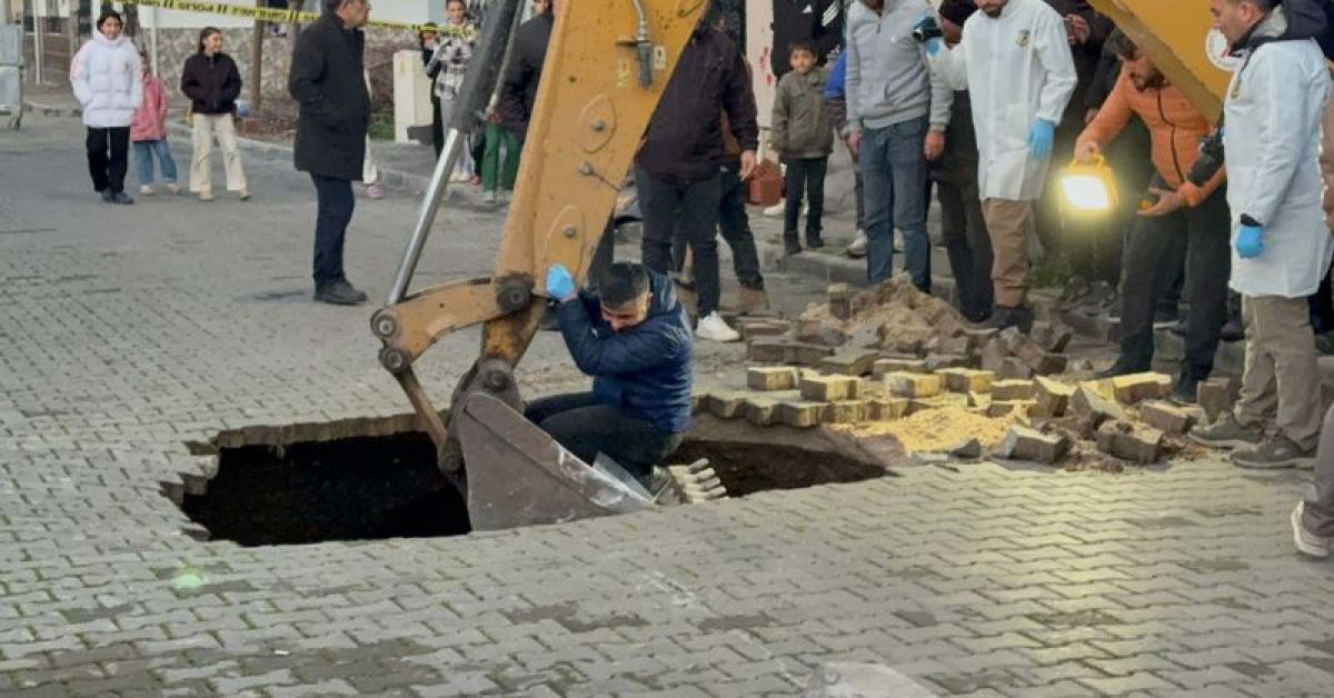 Çöken yolda insan kafatası ve kemikler bulundu