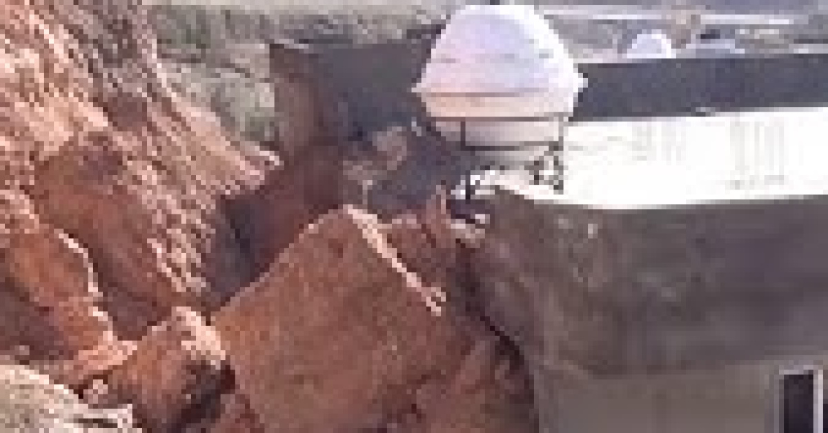 Dağdan kopan kaya evi yıktı!