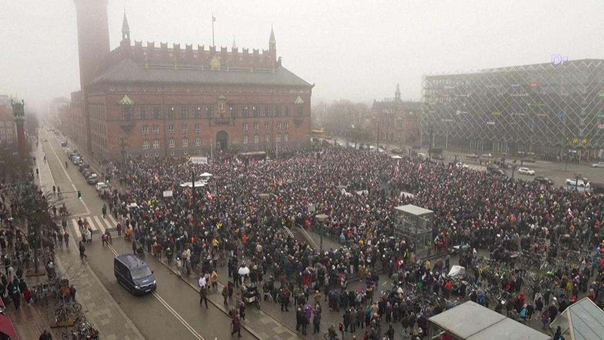 Danimarka halkı Grönland için sokakta… Trump’ın şapkasıyla alay ettiler