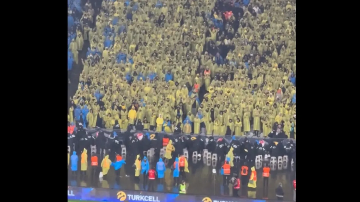 Derbide “polislere yağmurluk atıldı” paylaşımlarına yalanlama!