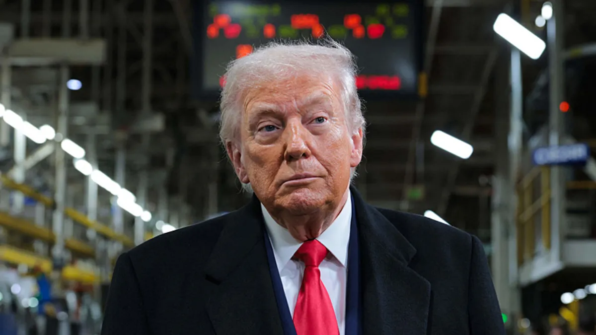 Dünya bu ri konuşuyor! ABD Başkanı Trump fabrika gezisi sırasında el hareketi çekti küfürler savurdu