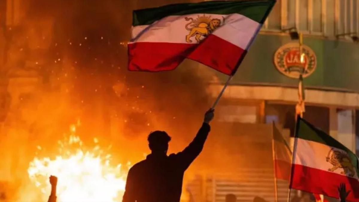 Dünya diken üstünde! Bir yandan Trump’ın tehditleri diğer yandan Tahran sokakları…